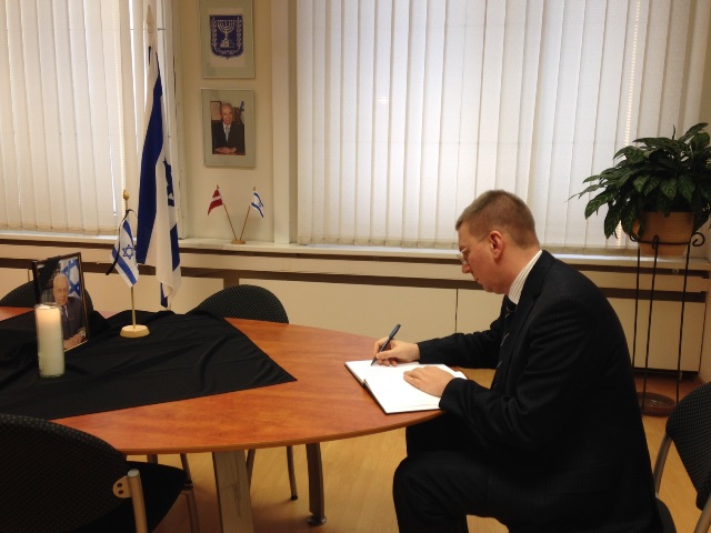 Rinkevics signs condolence book for Ariel Sharon